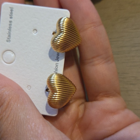 Nwt Non Tarnish Double Heart Earrings Heavem Mayhem Inspired - Picture 3 of 4